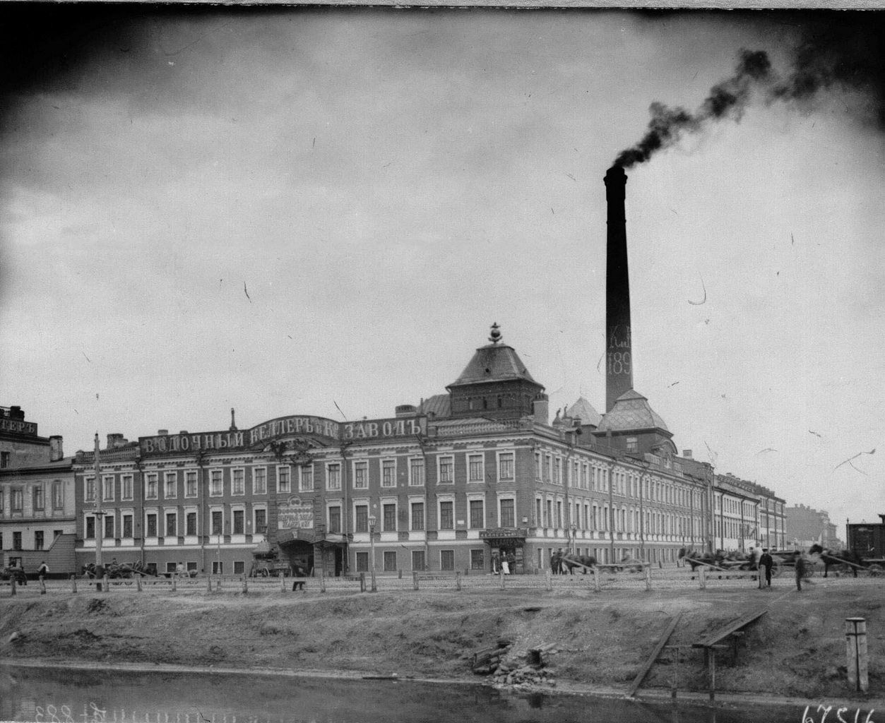Willkommen in der Brennerei Keller & Co – 1863 von einem Deutschen in Sankt-Petersburg gegründet. Damals bezog die Firma ein Fabrikgebäude an der Ecke Obwodny-Kanal / Saosernaja-Straße. / Archiv-Foto