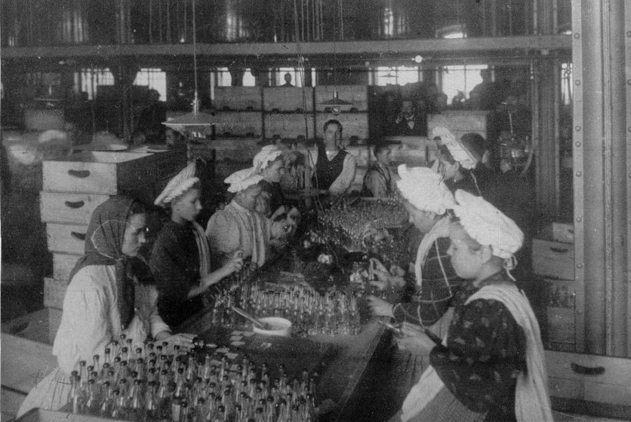 Dreißig Jahre nach der Gründung hatte Keller & Co ganze fünf Läden allein in der russischen Hauptstadt. Auch ins Ausland wurde der Wodka mit deutschem Namen verkauft. / Frauen etikettieren Flaschen