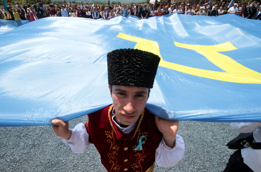 Masyarakat suku Tatar Krimea berkumpul untuk memperingati 72 tahun deportasi Tatar Krimea dari Krimea ke Asia Tengah pada tahun 1944, di Bakhchysarai, Krimea, 18 Mei 2016.