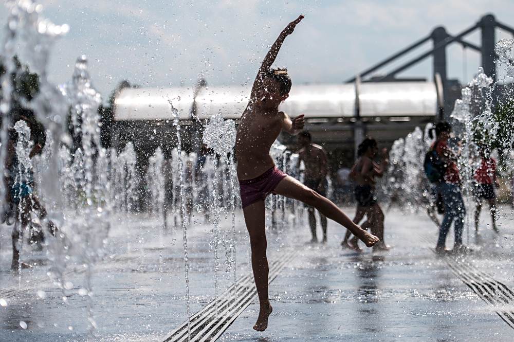 V moskovskem umetniškem parku Muzeon se je deček takole hladil v poletni vročini.