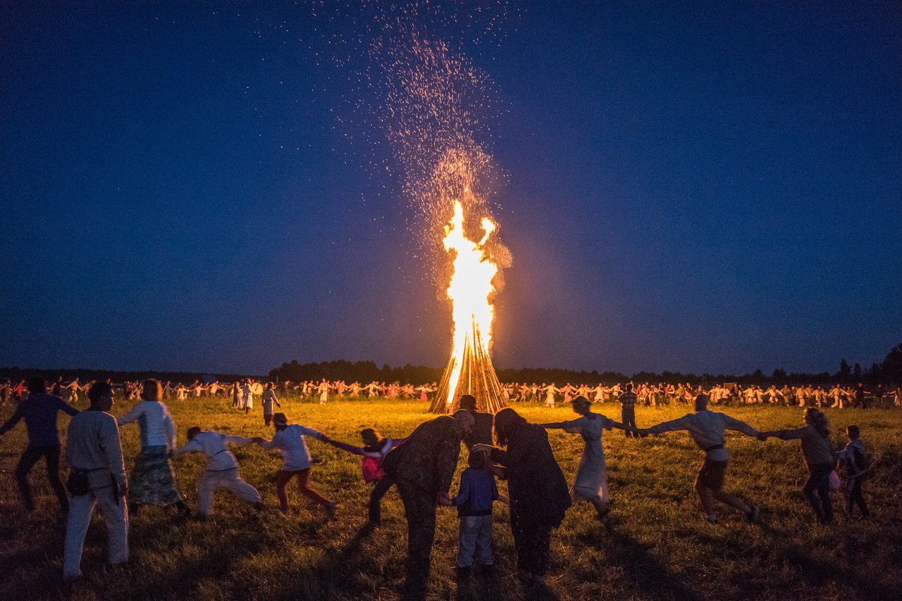 Entrambe le celebrazioni prevedono diversi rituali slavi che uniscono l’acqua e il fuoco. La ricorrenza di Ivan Kupala viene festeggiata in Russia, Bielorussia, Polonia, Lettonia, Lituania e Ucraina durante i giorni del solstizio