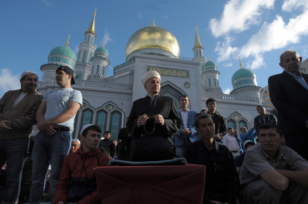 Lebih dari 200 ribu muslim di kota Moskow diperkirakan menghadiri perayaan Idul Fitri pada Selasa (5/7) kemarin, yang dimulai dengan ibadah salat Id di masjid-masjid di ibu kota.