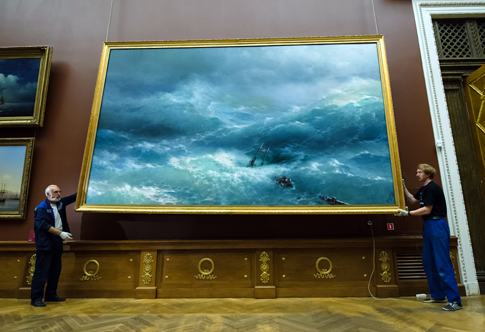 Пренесување на слика на Ајвазовски во Третјаковската галерија за изложба.