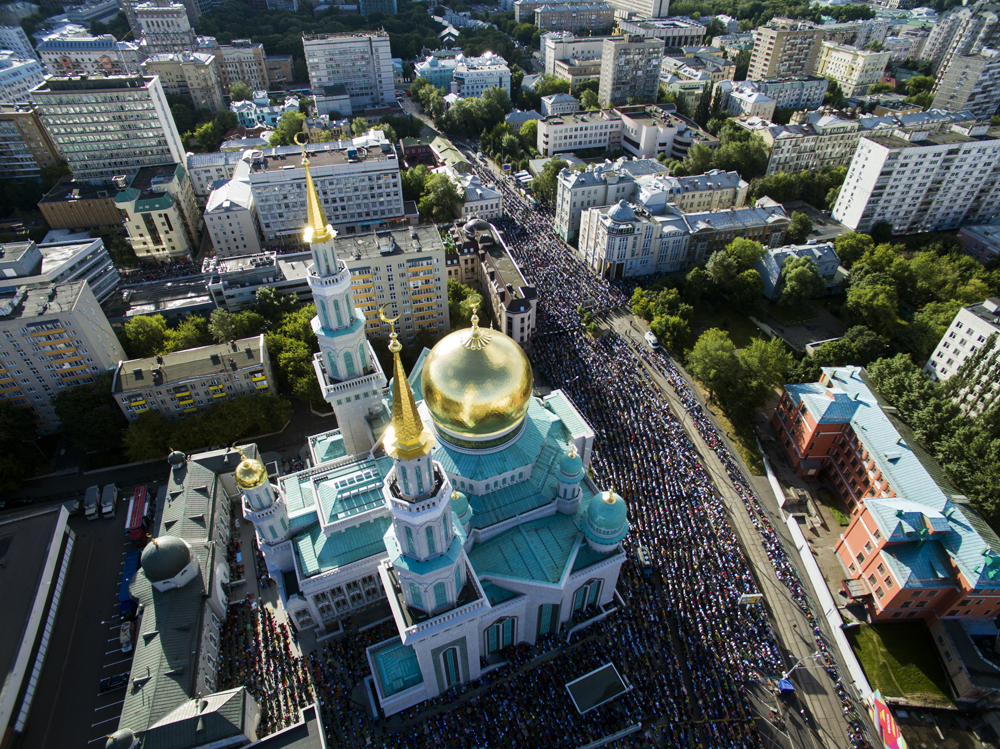 Muslims prepare to pray on Eid al-Fitr day near Moscow's Jami Mosque.