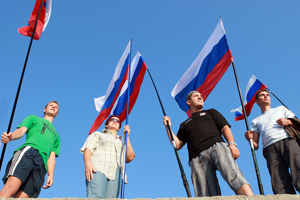 Un grupo de hombres da la bienvenida al crucero Mirazh de la Flota Rusa del Mar Negro.