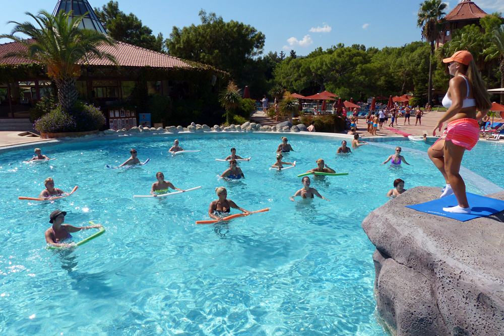 Un cours d'qérobic aquatique dans un hôtel d'Antalya, en Turquie.