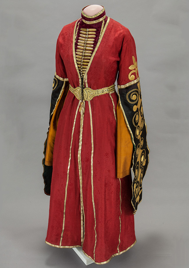 Празничните носии на народите от Кавказ са представени от едно от последните попълнения на музейната колекция: Пълният адигенски параден костюм. / Женска носия. Адигени. Началото на XX век.