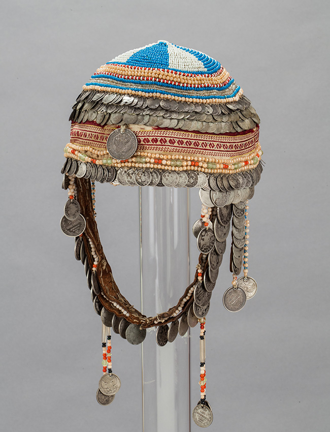 Véu para cabeça usados por mulheres da etnia tchuvache. Tsivilsk, província de Kazan, meados do 19, início do século 20.