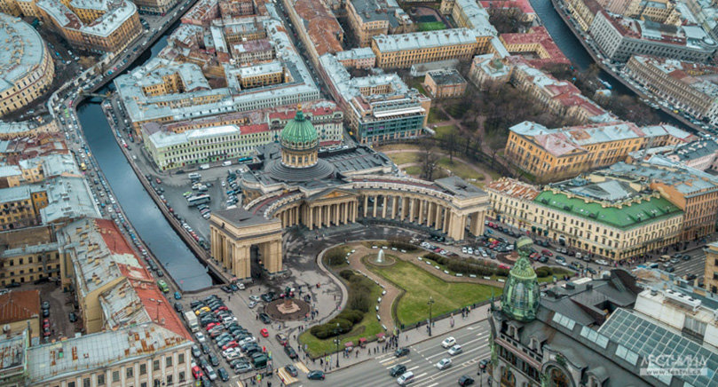 O programa realiza as correções necessárias quando o helicóptero se aproxima do objetos fotógrafos, ou muda de ângulo. Catedral de Kazan, em São Petersburgo.