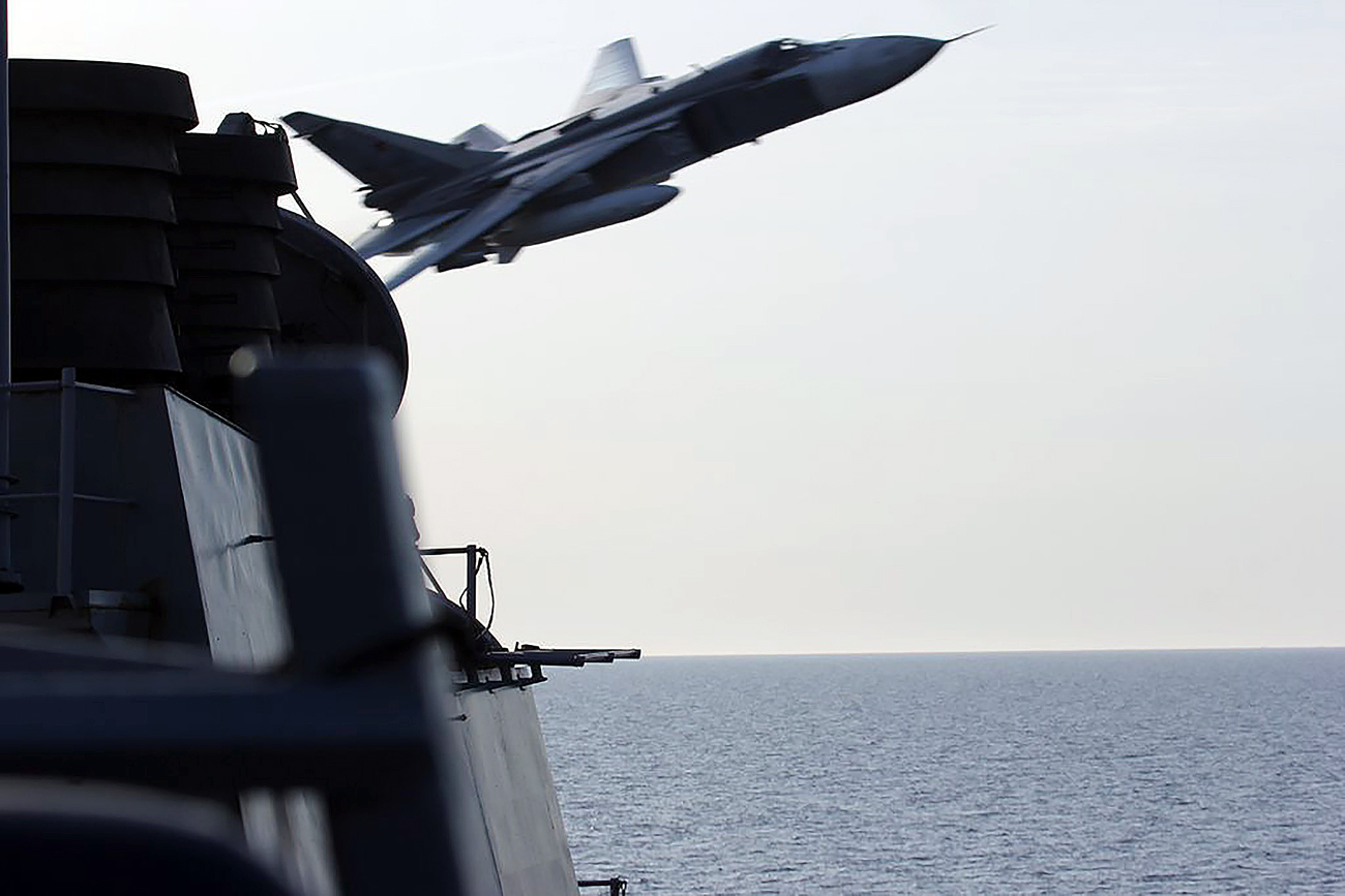 Un caza Su-24 pasa cerca del destructor USS Donald Cook, según una fotografía de la Marina estadounidense.