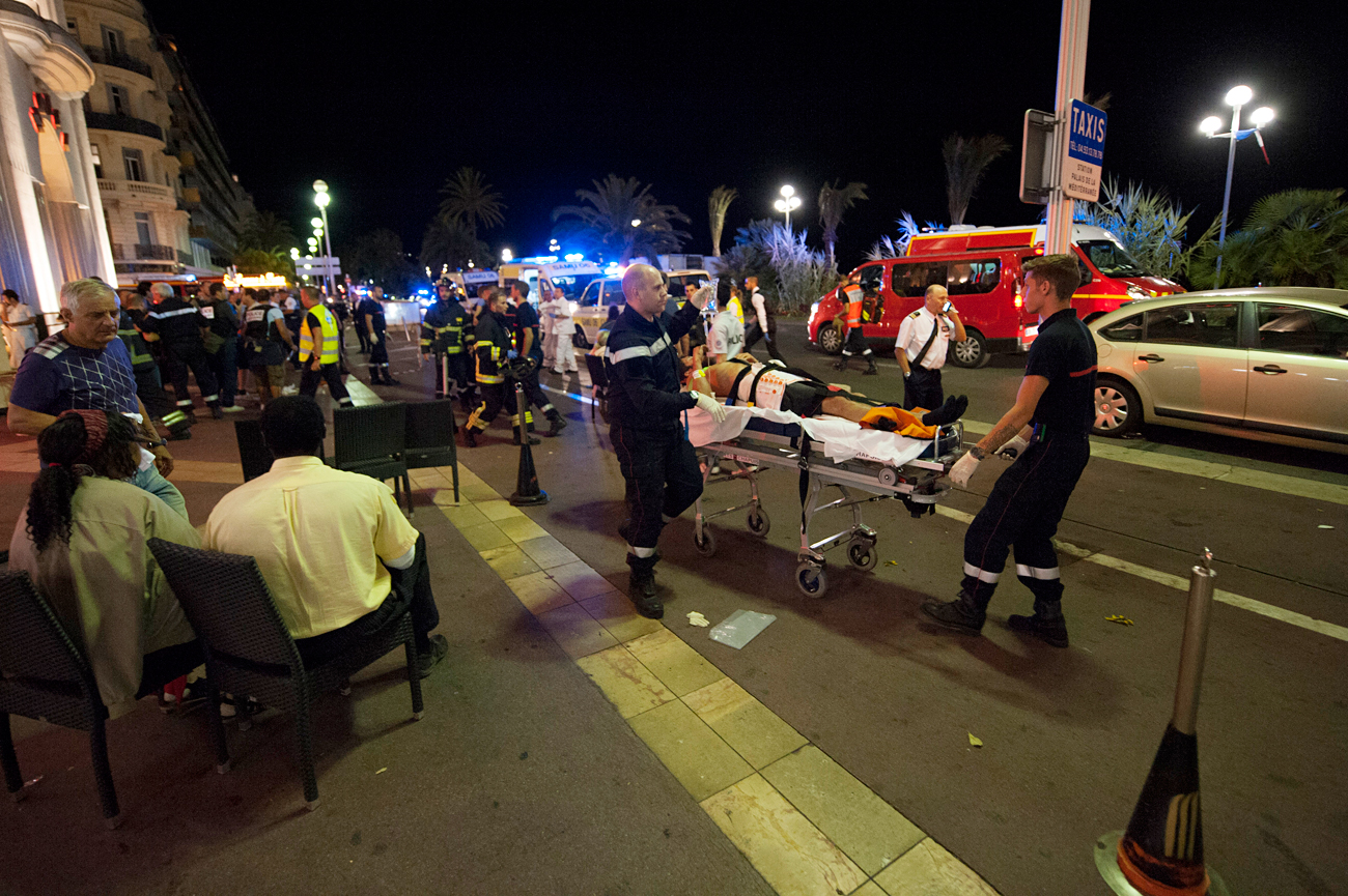 I soccorsi su Promenade des Anglais, a Nizza, in Francia, dove un tir ha falciato decine e decine di persone causando almeno 84 vittime. 