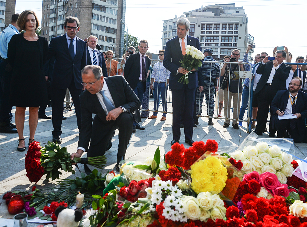 Sergueï Lavrov et John Kerry devant l'ambassade de France en Russie. 