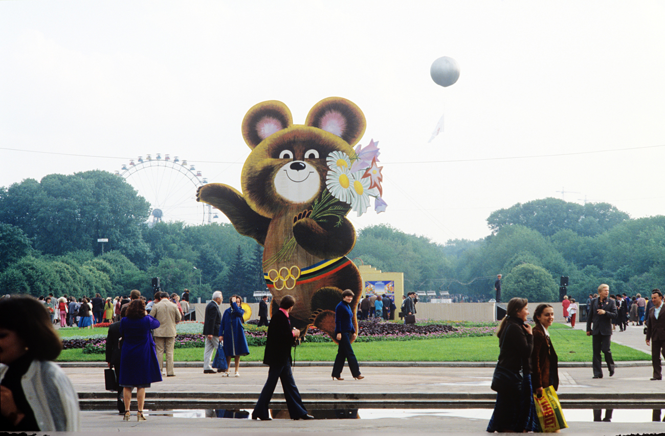Olympic Mishka, the mascot of the 1980 Summer Olympic Games in Moscow, welcomes visitors of Gorky Central Park. Moscow, USSR.
