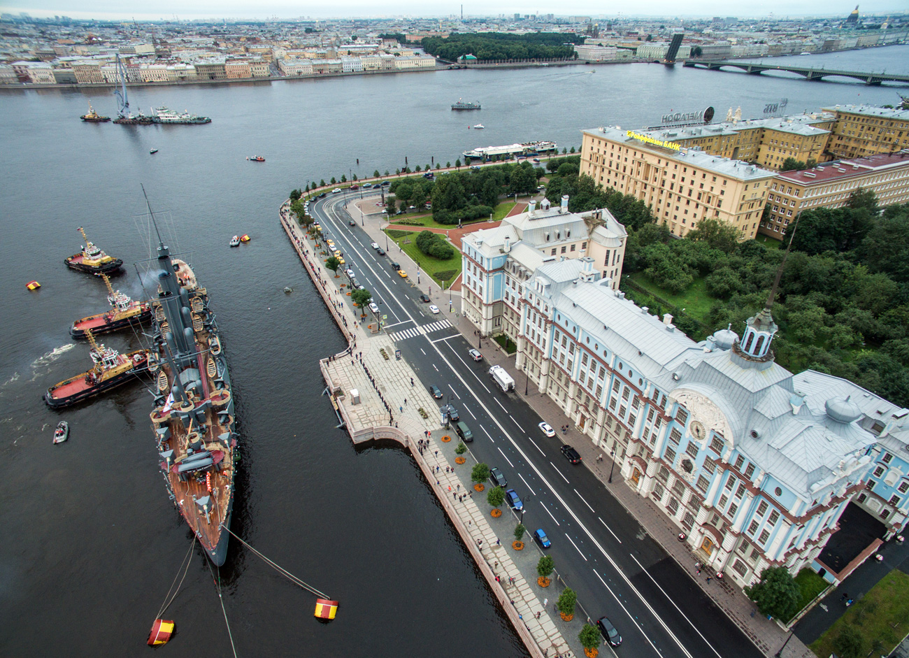 Бродот-музеј, крстосувачот „Аврора“ на своето постојано престојувалиште на Петроградскиот кеј во Санкт Петербург. 