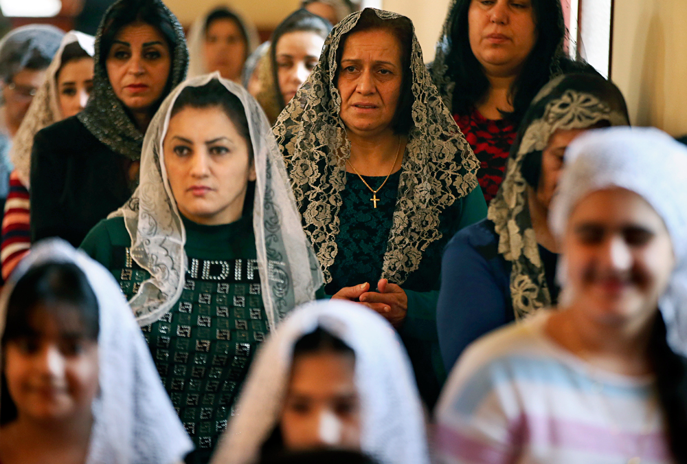 Femmes chrétiennes assyriennes lors de la célébration du dimanche des Rameaux dans une église assyrienne à Beirut, Liban, le 29 mars 2015. 