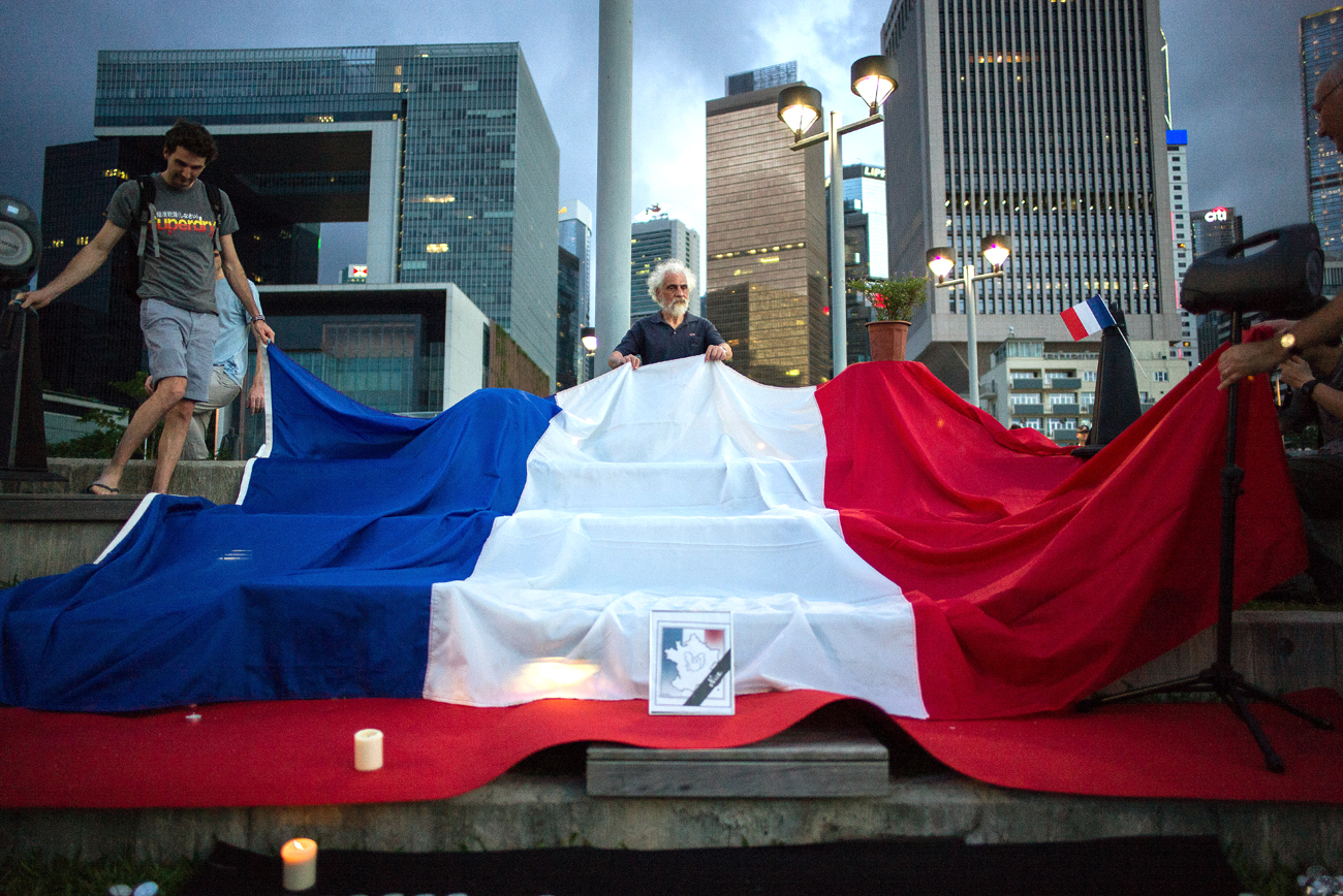 Une veillée en mémoire des victimes de Nice à Hong Kong.