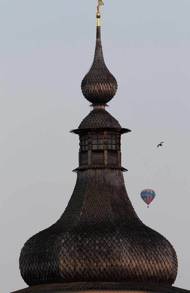 Queste città normalmente vengono visitate per gli affascinanti complessi architettonici che attirano ogni anno numersi turisti. Per l’occasione, però, gli ospiti sono rimasti con il nasù per osservare i palloni aerostatici nei cieli di Pereslavl Zalesskij e Rostov Velikij