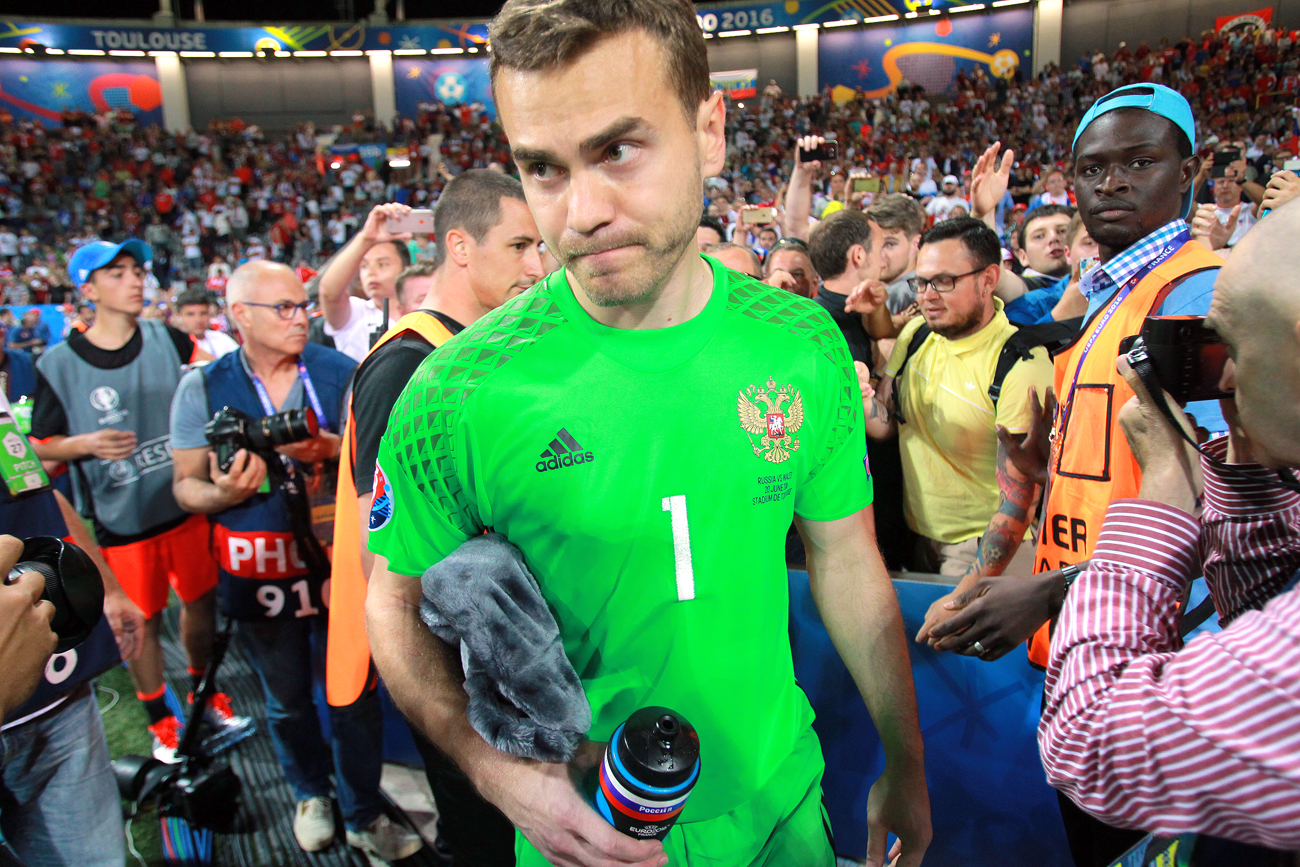Kiper timnas Rusia Igor Akinfeev setelah pertandingan antara Rusia dan Wales pada babak penyisihan Grup B Euro 2016. 