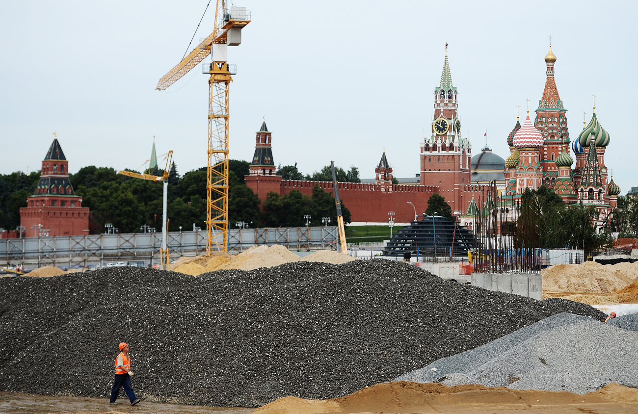 Construcción del complejo Zaryadye junto al Kremlin en el antiguo emplazamiento del Hotel Rossiya.