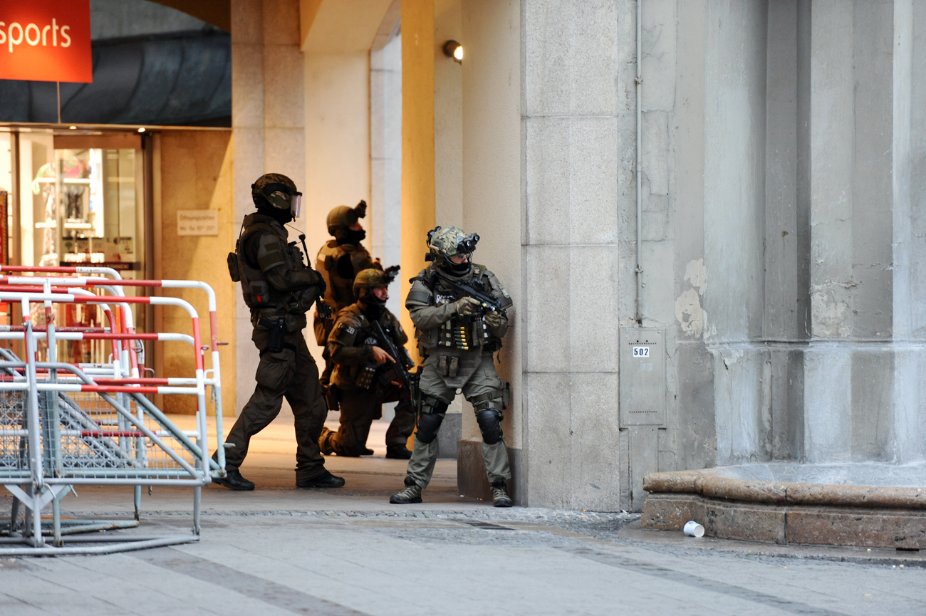 Forze speciali in azione durante l'ultimo attacco terroristico a Monaco di Baviera. 