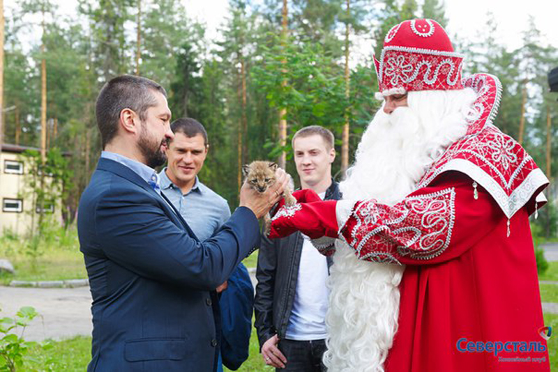 Ded Moroz handed the lynx over to representatives of HC Severstal.