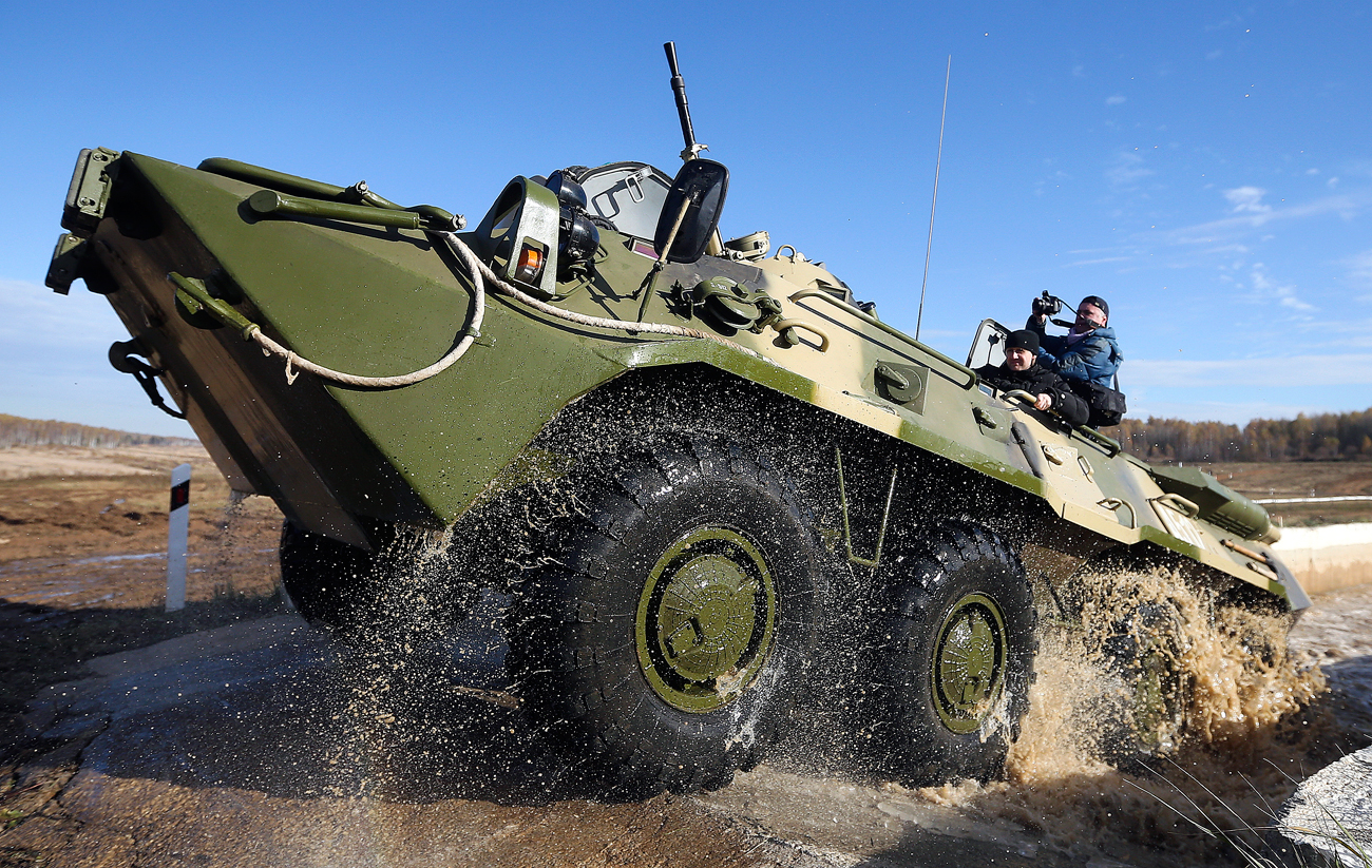 Kendaraan lapis baja BTR-80 buatan Rusia saat unjuk kebolehan dalam pameran Interpolitex.