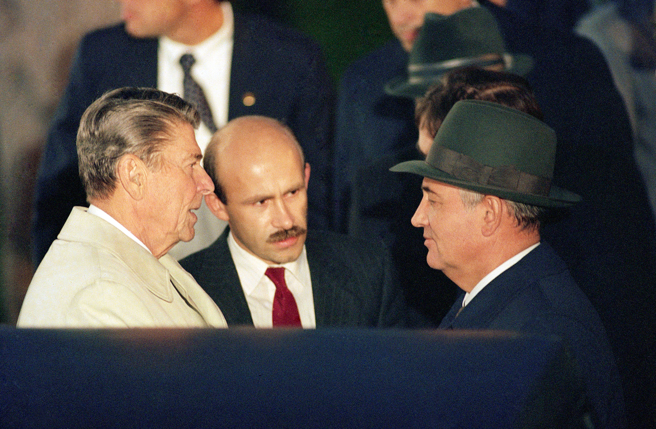 Ronald Reagan, Pável Palazhchenko y Mijaíl Gorbachov. 