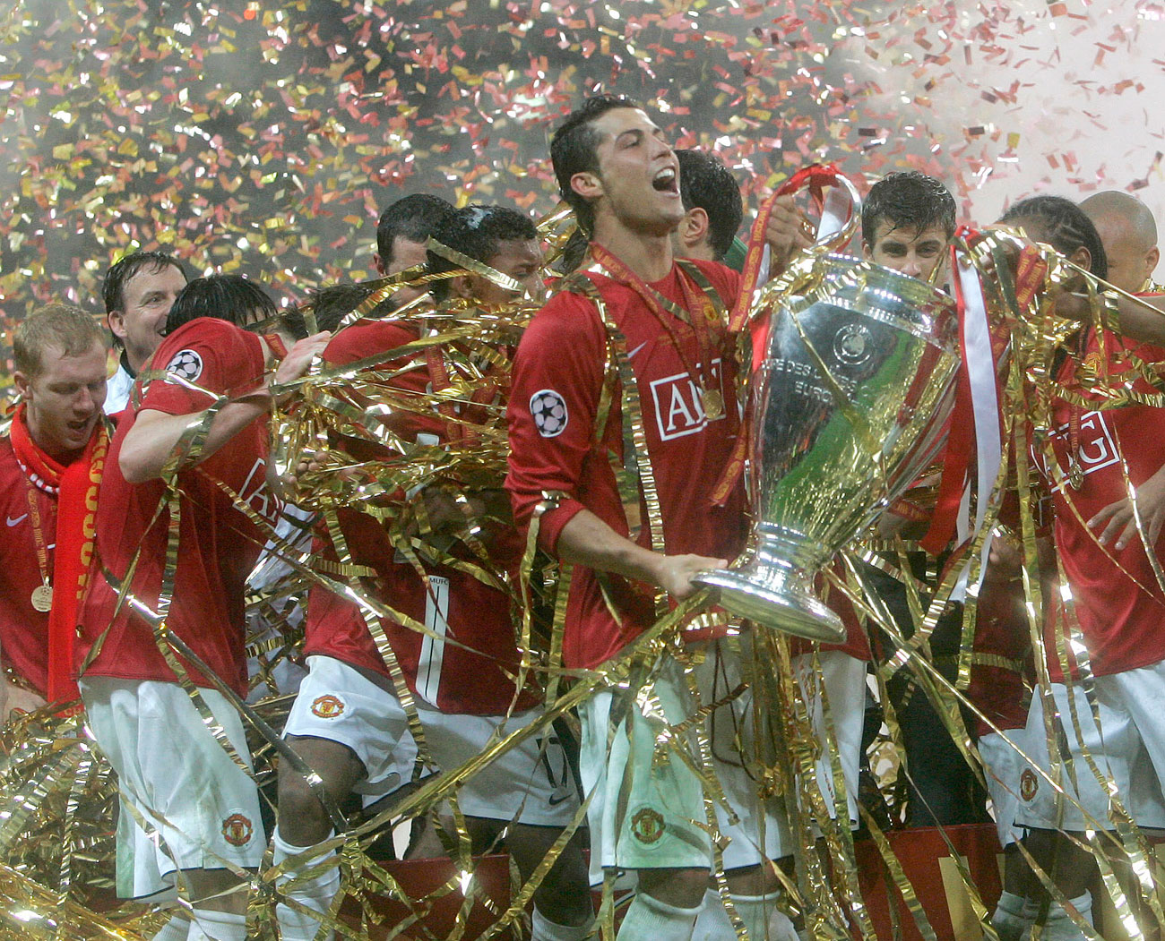 Per la finale della coppa Uefa del 2008 l’erba sintetica venne sostituita da un prato vero, ma in breve tempo il tappeto artificiale tornò nuovamente a ricoprire la superficie del campo // Cristiano Ronaldo al termine della finale di Champions League