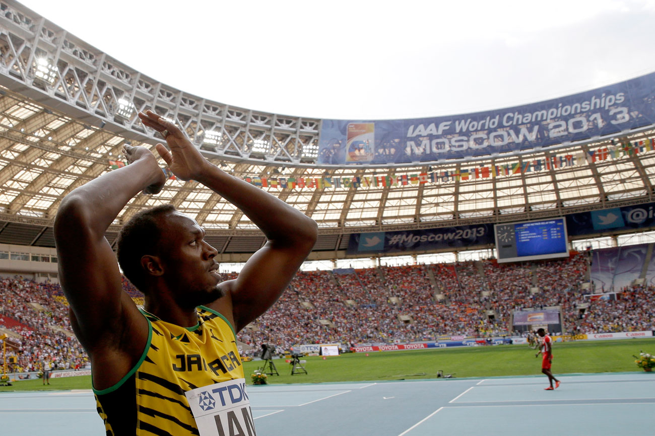 Tra i momenti di gloria del Luzhniki si ricorda l’agosto 2013, quando Mosca ospitò il Campionato del Mondi di atletica leggera // Il velocista giamaicano Usain Bolt festeggia la sua terza medaglia d’oro ai Mondiali di atletica di Mosca