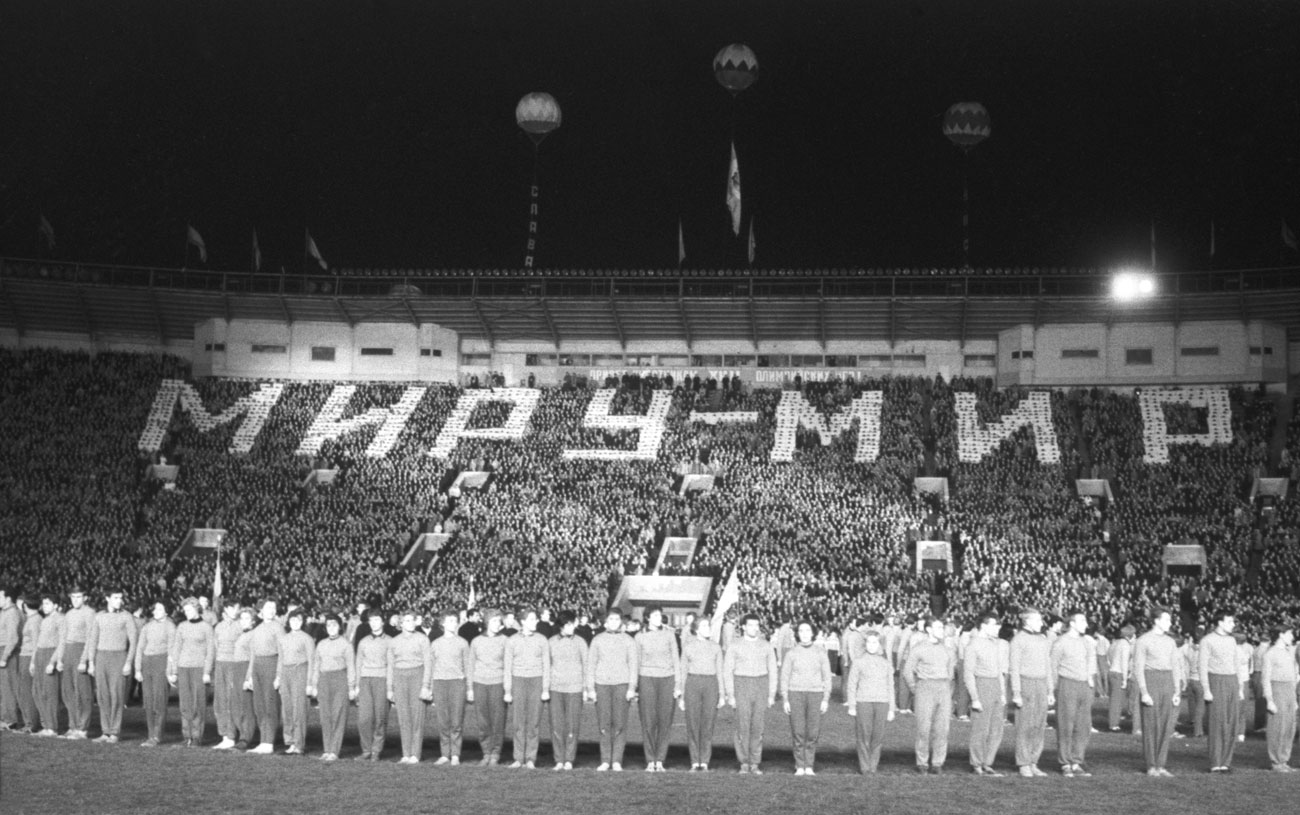 Non c’è da sorprendersi che il nuovo impianto venne intitolato a Vladimir Lenin. Lo stadio venne poi ribattezzato Luzhniki nel 1992 // In questa foto, la sfilata degli atleti sovietici dopo le Olimpiadi di Roma del 1960 