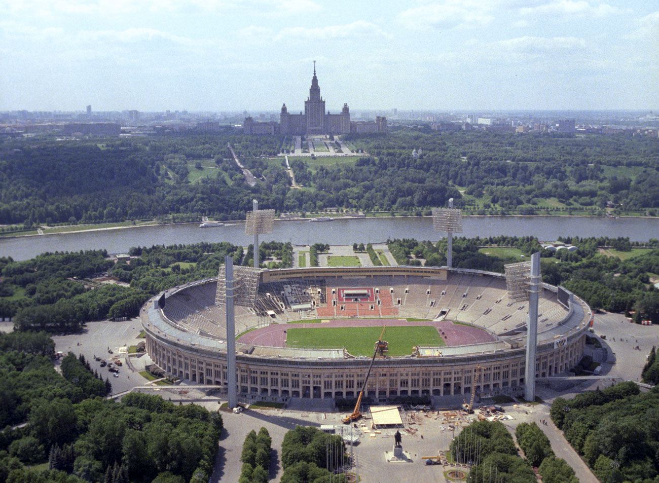 Стадионът е разположен в живописен район зад Ленинските (днес Воробьовите) хълмове и ректората на Московския държавен университет. 