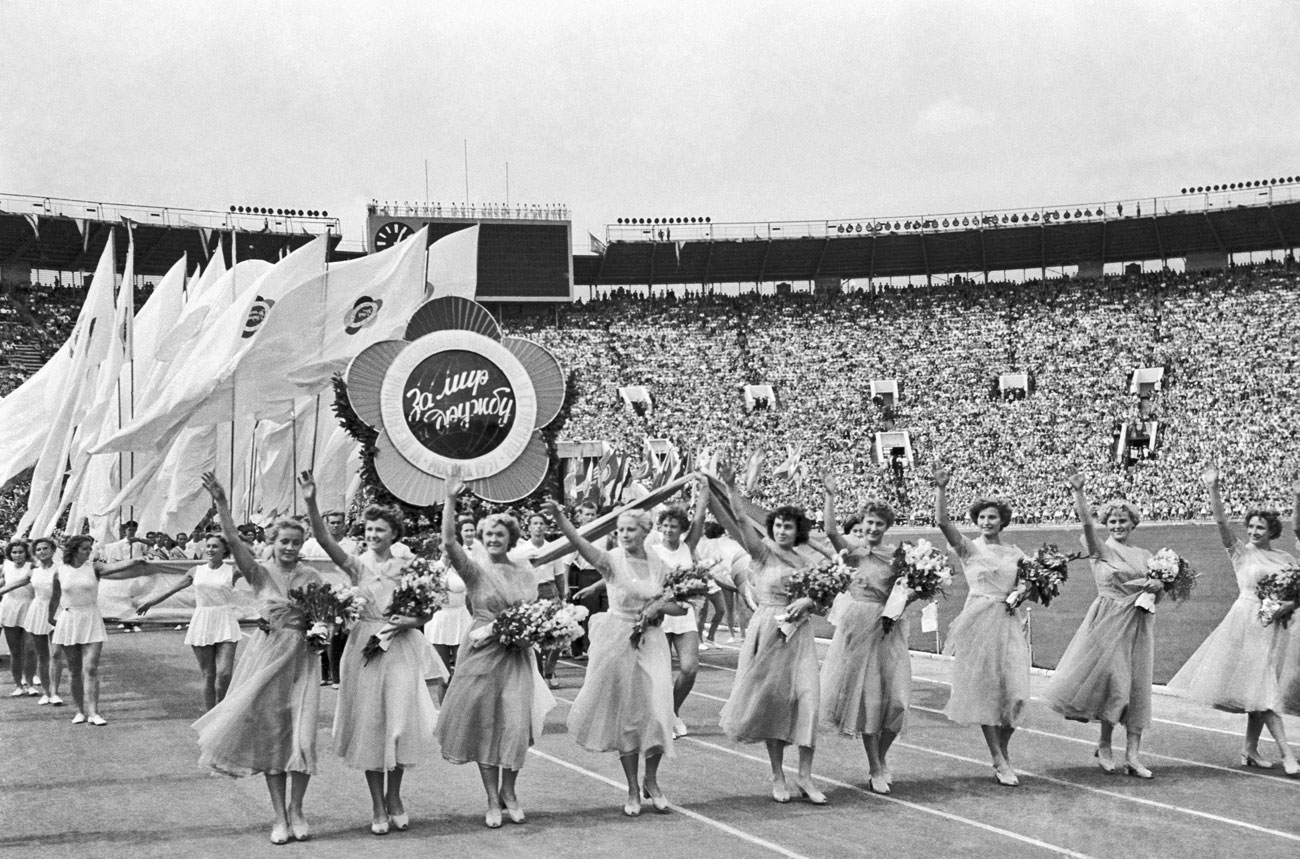 „Лужники“ прави бляскав дебют като домакин на церемонията по откриването на шестия Световен фестивал на младежта и студентите през юли 1957 година. 