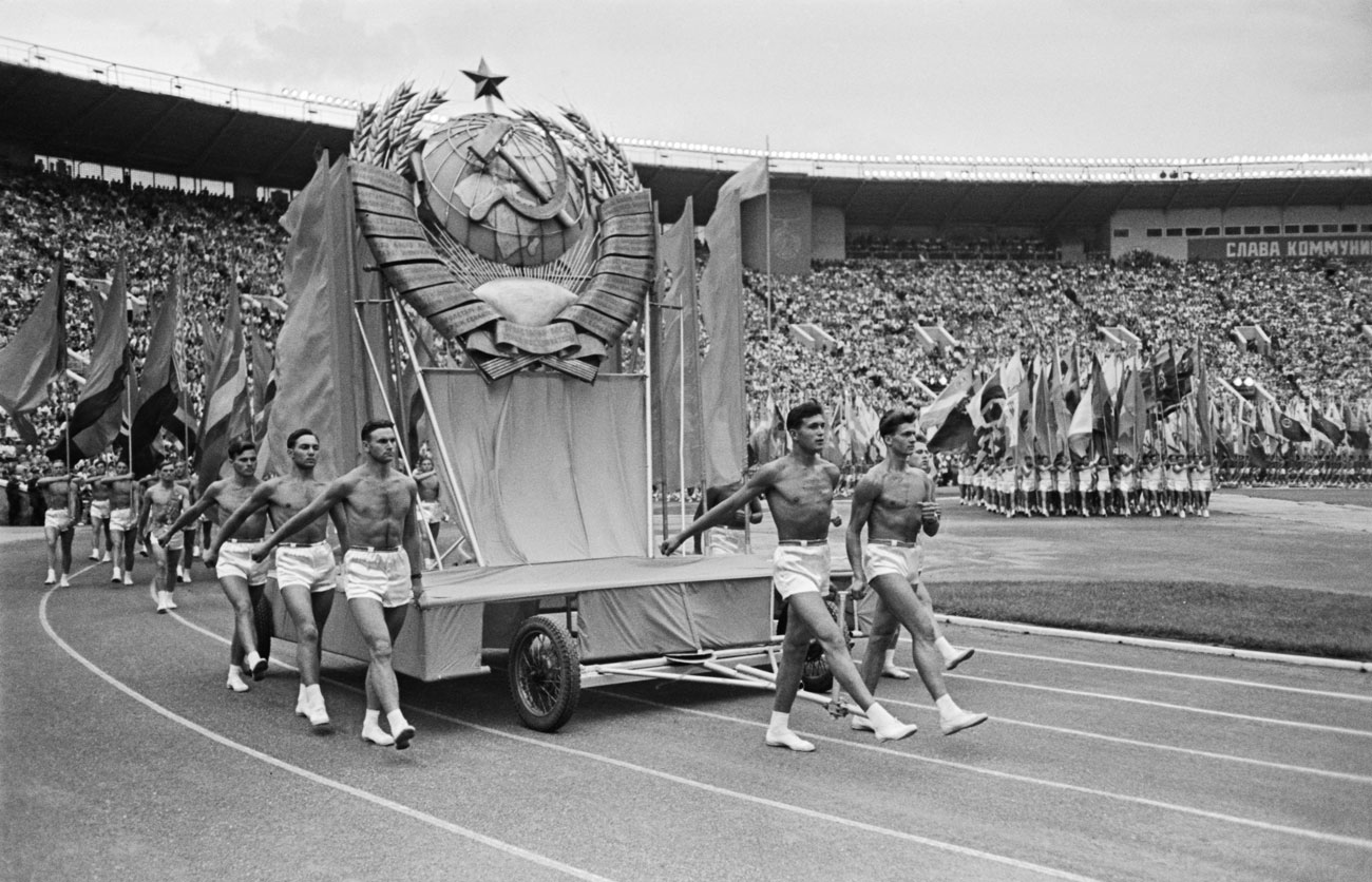 Lo stadio venne progettato per ospitare i grandi eventi sportivi del Paese // La cerimonia di inaugurazione del secondo Spartakiad della Gente dell’Urss nel 1959