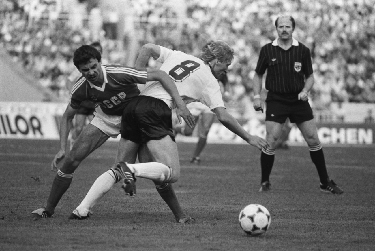 　ルジニキはソ連サッカーのメインスタジアムでもあり、ソ連代表チームの本拠地だった。このスタジアムでは1982年10月20日に、FCスパルタク・モスクワ対HFCハールレムの1982〜1983年UEFAカップの試合中に、将棋倒しにより66人が圧死するという最悪の惨事があった。// 1985年。ソ連対西ドイツの国際親善試合