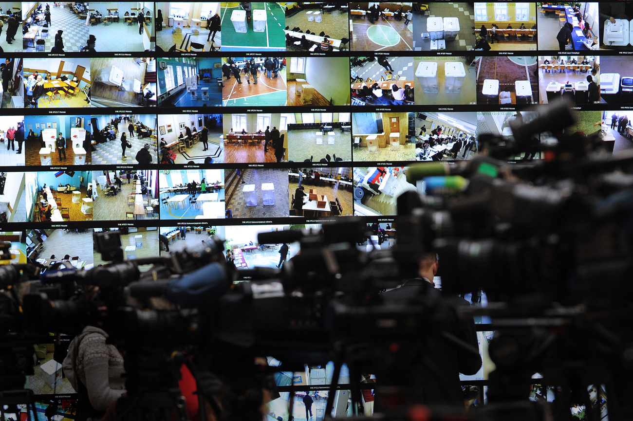 Nel centro di informazione "Vybory 2012" (Elezioni 2012), allestito presso la Commissione elettorale centrale della Federazione Russa, le telecamere monitorano le votazioni.