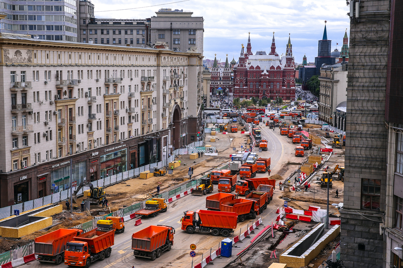 Lavori di restauro sulla via Tverskaya, l’arteria principale della città che conduce al Cremlino.