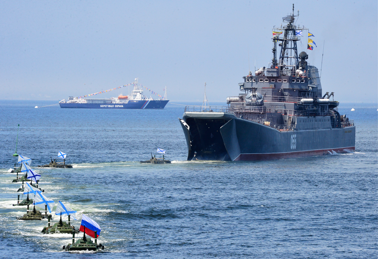 Serie de BTR-80 realizan un despliegue tras salir del buque Admiral Nevelskói en el golfo de Amur, en el Lejano Oriente de Rusia.