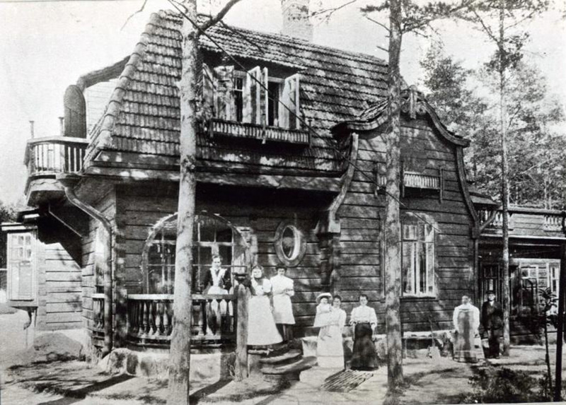 A lot has changed in the 21st century. Now you can buy as much dacha land as you want, and some dachas no longer look like typical wooden houses in Russia, but more like cottages. But they are still called dachas and many families spend their summers there. / In front of the dacha, 1910s.