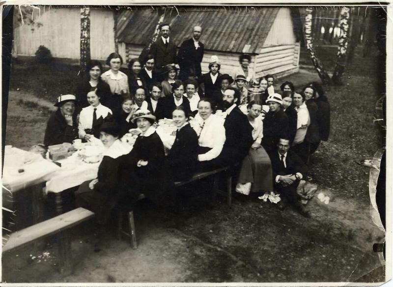 After World War II, the Soviet government distributed plots of land. They were tiny pieces of land (600 square meters, or 6,500 square feet), commonly known as “six hundredths.” Dacha owners built small houses on their plots and used the remaining land for subsistence agriculture. / Celebrations at the dacha, 1900s.