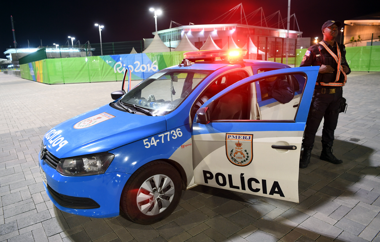 Policiais fazem patrulham nos entornos da Vila Olímpica, na Barra