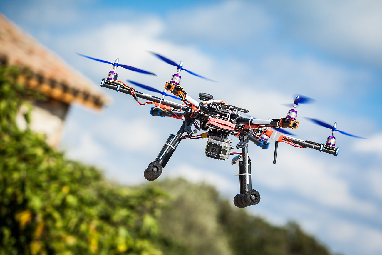 Sistem ini menghubungkan interaksi manusia dengan pesawat tanpa awak, membantu mengarahkan drone hanya dengan melangkah di atas gambar yang diproyeksikan sang pesawat di permukaan. 
