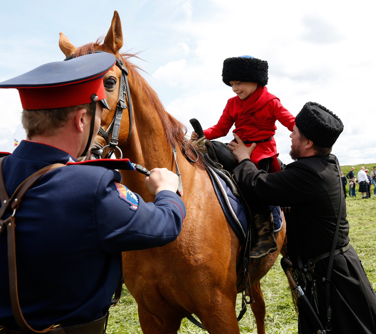 Cossack muda yang berusia antara tiga hingga sepuluh tahun didudukkan di atas kuda. Mereka yang pertama kali duduk di atas pelana secara resmi telah bergabung dengan komunitas Cossack.