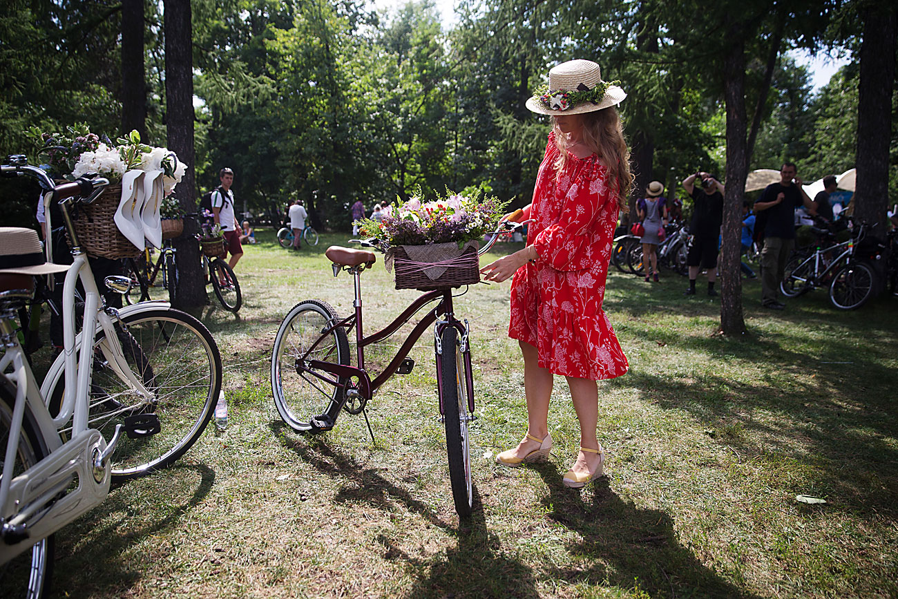Участничка в женския велосипеден парад в Москва.