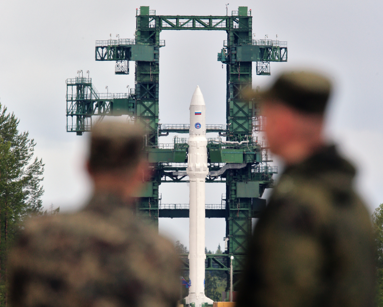 Roket ruang angkasa Angara-1.2PP saat pengisian bahan bakar di Plesetsk.