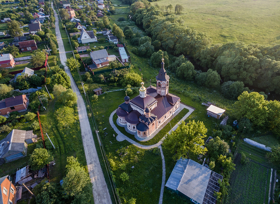 La chiesa Pokrovskaya venne costruita alla fine del Cinquecento. Si trova nella tenuta di Sheremetiev a Pokrovsk, città della Siberia settentrionale