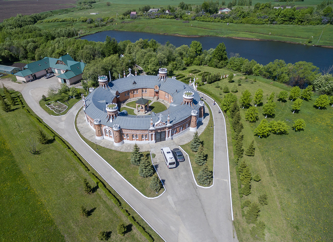 Il cortile pseudo-gotico della tenuta di Krasnoe, nella regione di Ryazan