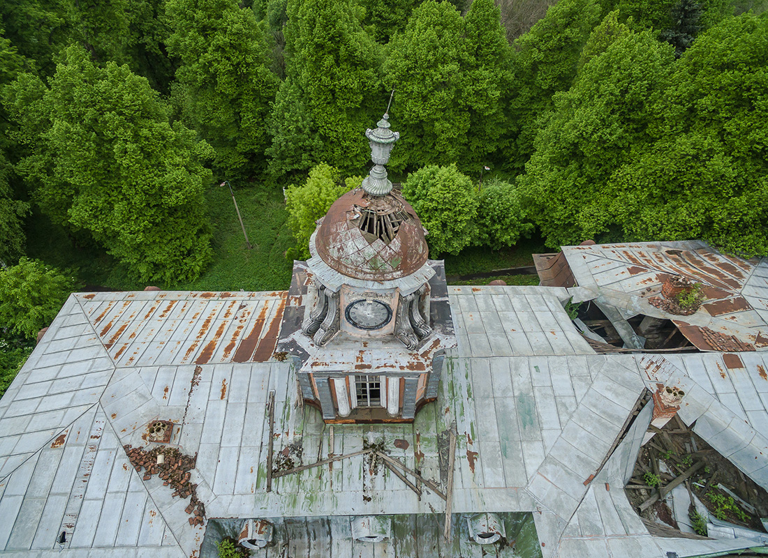 Искривљени торањ са сатовима на кући на имању Виноградово.