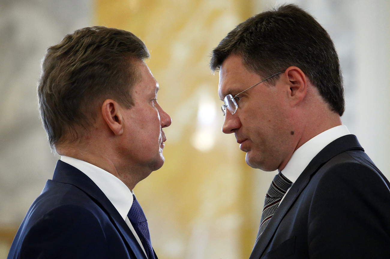 Der russische Energieminister Alexander Nowak (r.) spricht mit Gazprom-Chef Alexej Miller (l). im Vorfeld des Treffens von Putin und Erdoğan in Sankt Petersburg.