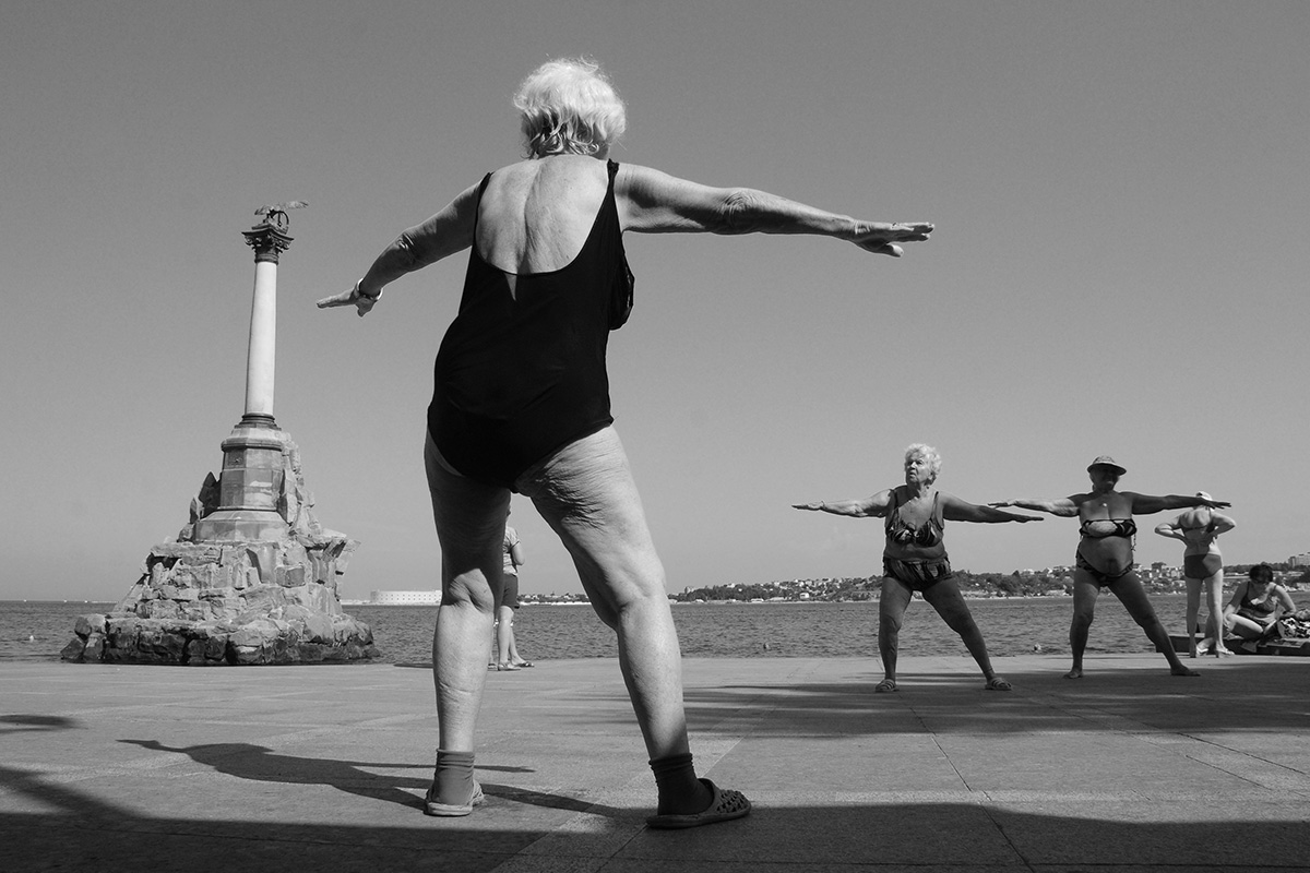 　セヴァストポリ。80〜95歳の女性たちは毎年夏の朝、堤防に集まって運動をする。