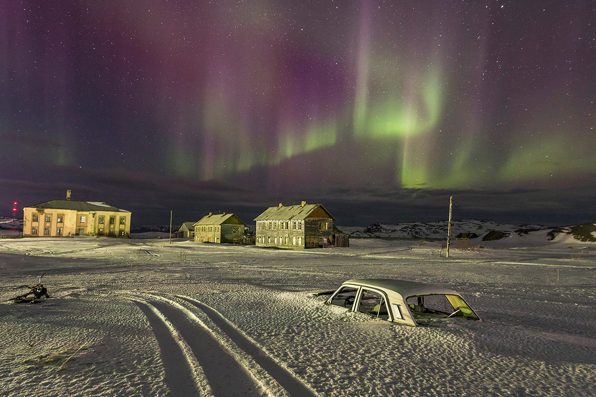 Aurora Boreal na aldeia de Teriberka, na costa do mar de Barents, no norte da Rússia.
